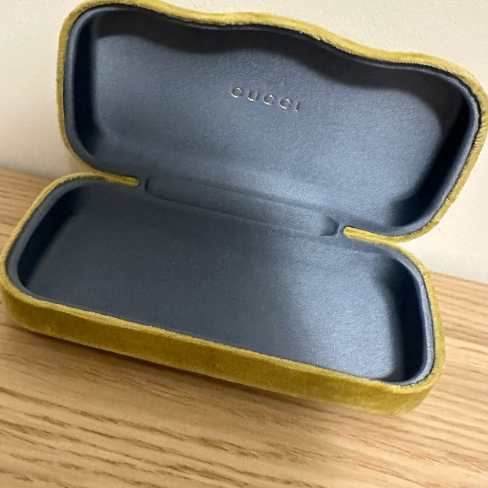 Gucci Sunglasses in Black with Gold Logo - Picture 6 of 6